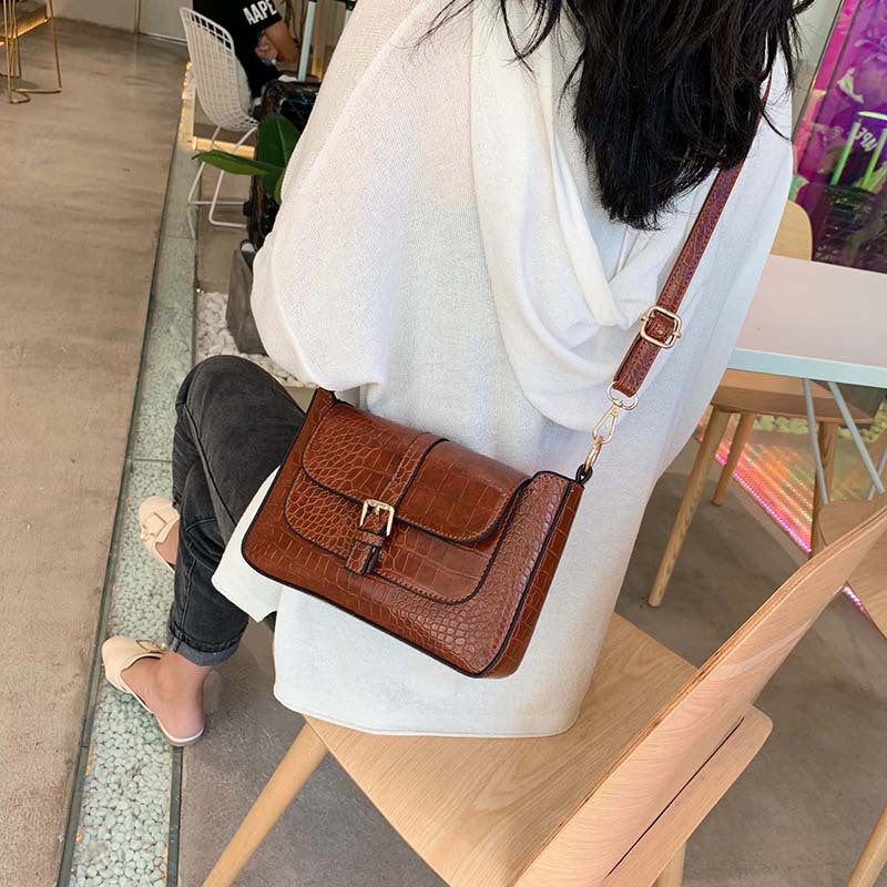 One-shoulder crossbody saddle bag