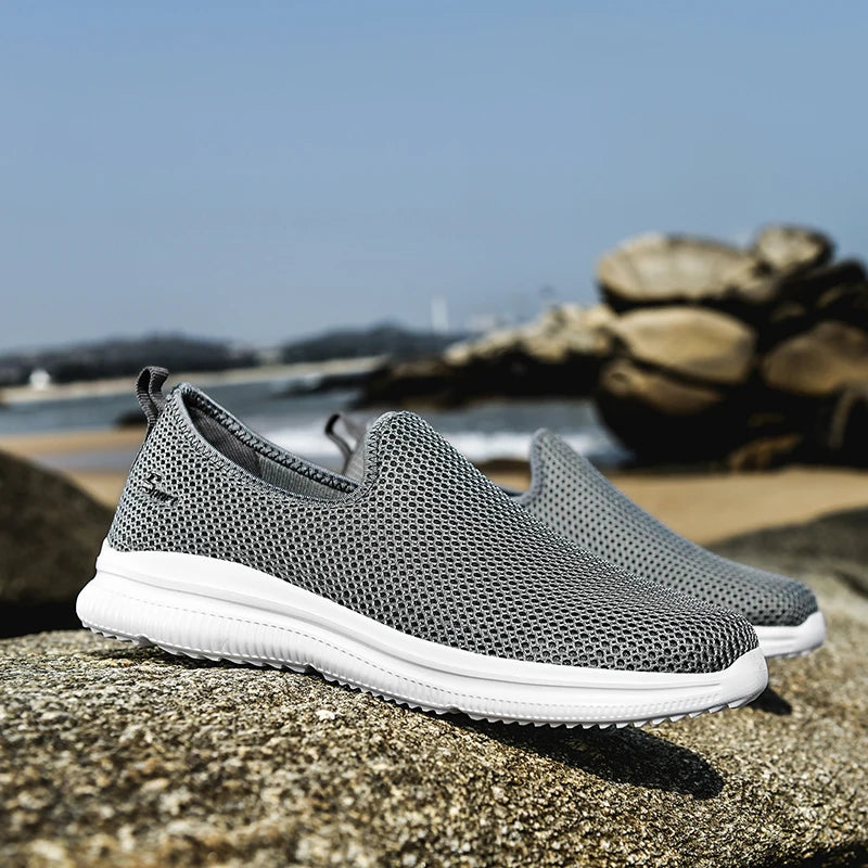 Mesh Men Shoes Summer Breathable Lightweight Sneakers Soft Soled Slip-On Male Loafers Unisex Men and Women Casual Shoes